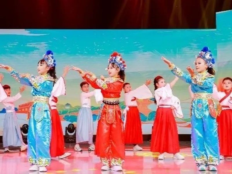 热烈祝贺星之梦艺术中心第十五届“向美而生”暨15周年大型校庆文艺晚会即将绽放